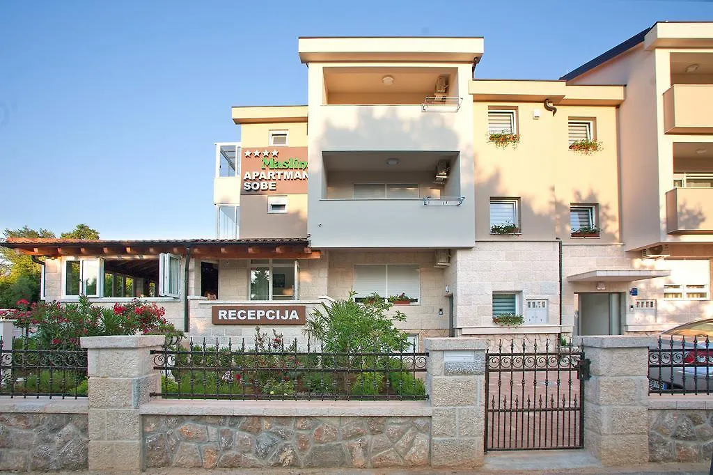 Apartments Maslina I Njivice Croaţia