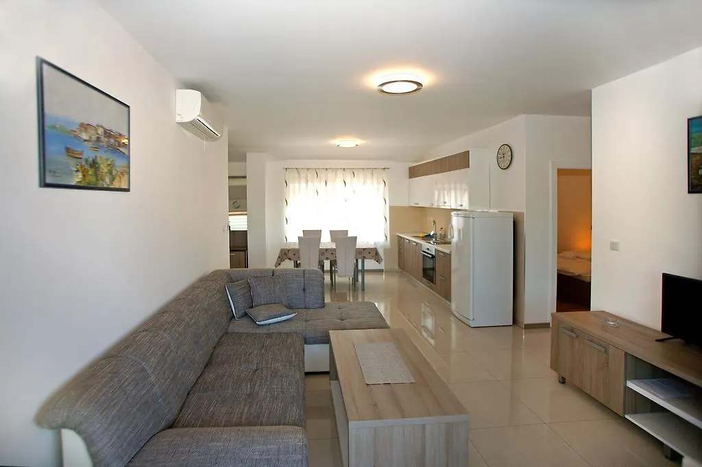 Apartments Maslina I Njivice