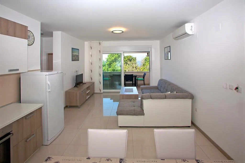 Apartments Maslina I Njivice