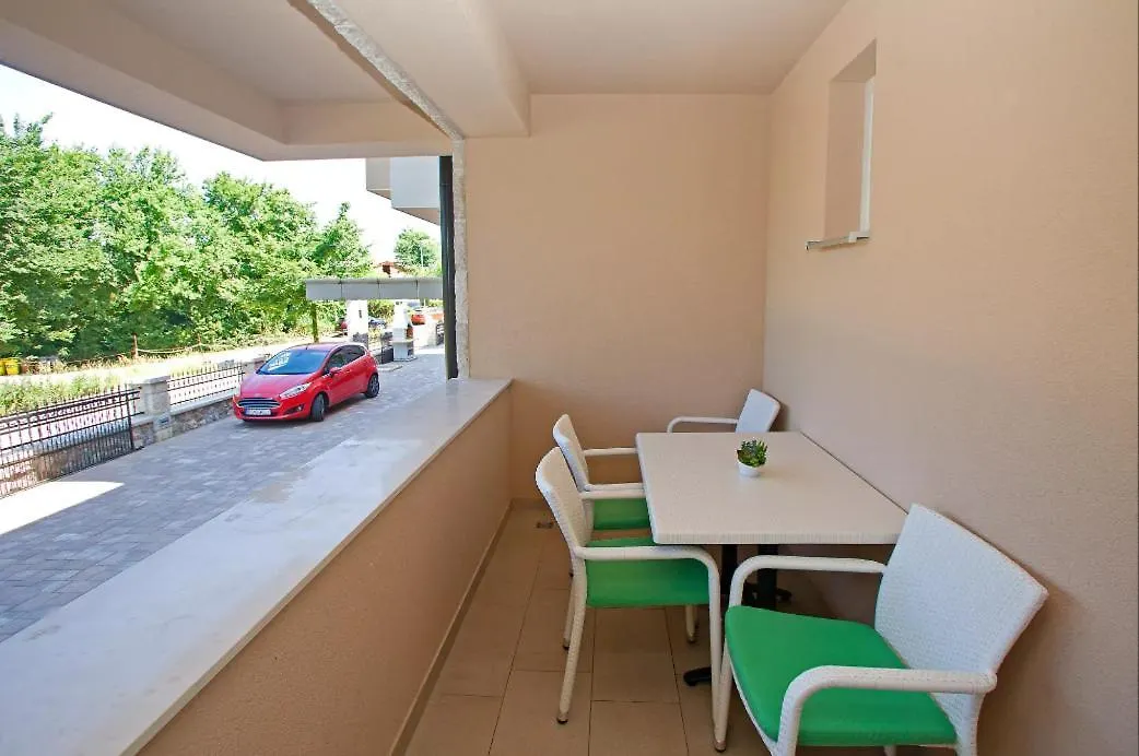 Apartments Maslina I Njivice 0*,