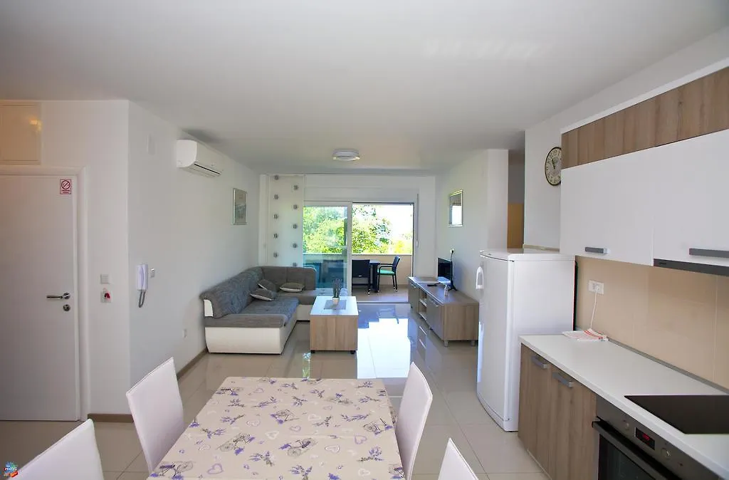 Apartments Maslina I Njivice